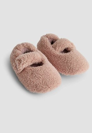Pantofole in morbido fleece di colore rosa chiaro, con punta rotonda e una fascia decorativa sulla parte superiore per una vestibilità sicura. Materiale testurizzato e caldo.
