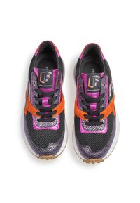 Sneaker neri e viola con un design testurizzato, cinghie di accentuazione arancioni, materiale in rete e suola in gomma con un motivo colorato.