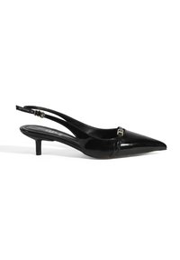 Schwarze Lackleder Slingback-Pumps mit spitzem Zeh, schmalem Absatz und einem kleinen dekorativen Schnallenakzent auf dem Riemen.