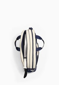 Laivastonsininen ja kermaan vivahtava reppu pystysuorin raidoituksin, jossa on kaksinkertaiset kahvat, vetoketjullinen aukko ja sisäinen tasku urheiluvälineelle.