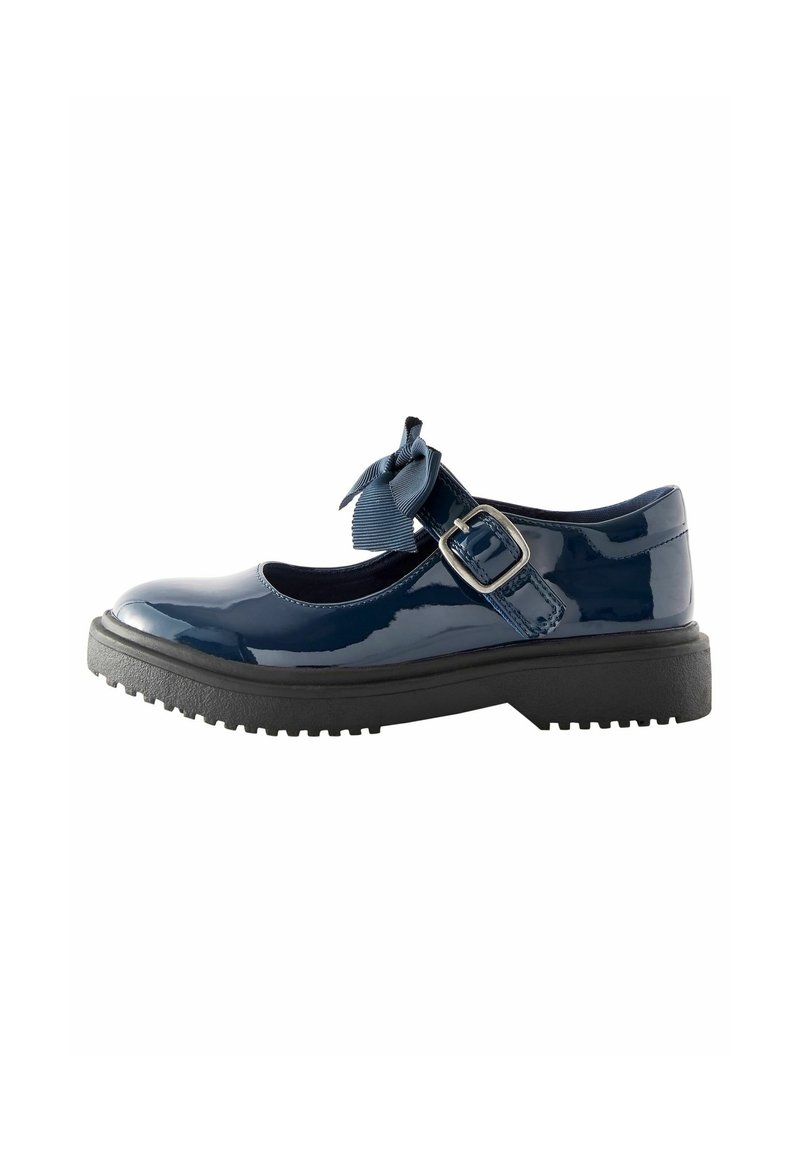 Navy sininen lakattu Nahka Mary Jane -kenkä, jossa on pyöreä kärki, säädettävä hihna, hopeinen solki ja teksturoitu musta kumipohja.