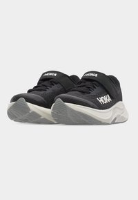 Μαύρα και γκρι παπούτσια HOKA για τρέξιμο με λευκά λογότυπα, παχιά μαξιλαρωμένη σόλα, κορδόνια και λουράκι με βέλκρο σε λευκό φόντο.
