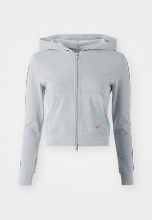 Grijze zip-up hoodie met een capuchon, twee voorzakken en een klein rood logo op de borst. Heeft zwarte zijkanten en ribgebreide boorden.