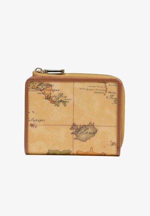 Portefeuille zippé marron arborant un design de carte du monde vintage avec des accents beiges et verts doux, une surface texturée et des finitions en cuir.