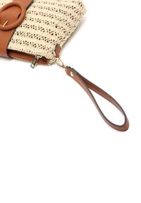 Geweven stro clutch met een bruine leren strap, voorzien van een ronde leren accent en een gouden ritser. Gelaagde en lichte ontwerp.