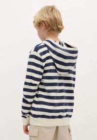 Marineblau-weißer gestreifter Kapuzenpullover mit weicher Textur, ausgestattet mit einer Kordelzugkapuze und gerippten Bündchen. Rückansicht, lässiges Design.