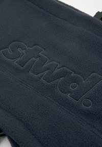 Marineblåt fleece med en blød tekstur, der har et forhøjet mørkt logo "stwd." syet på tværs af midten. Designet lægger vægt på varme og komfort.