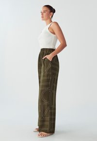 WILLA SKY - Hlače - olive geo