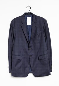 Blazer a quadri blu navy realizzato in tessuto liscio, dotato di rever a punta, due tasche frontali e chiusura con un bottone. Interno foderato.