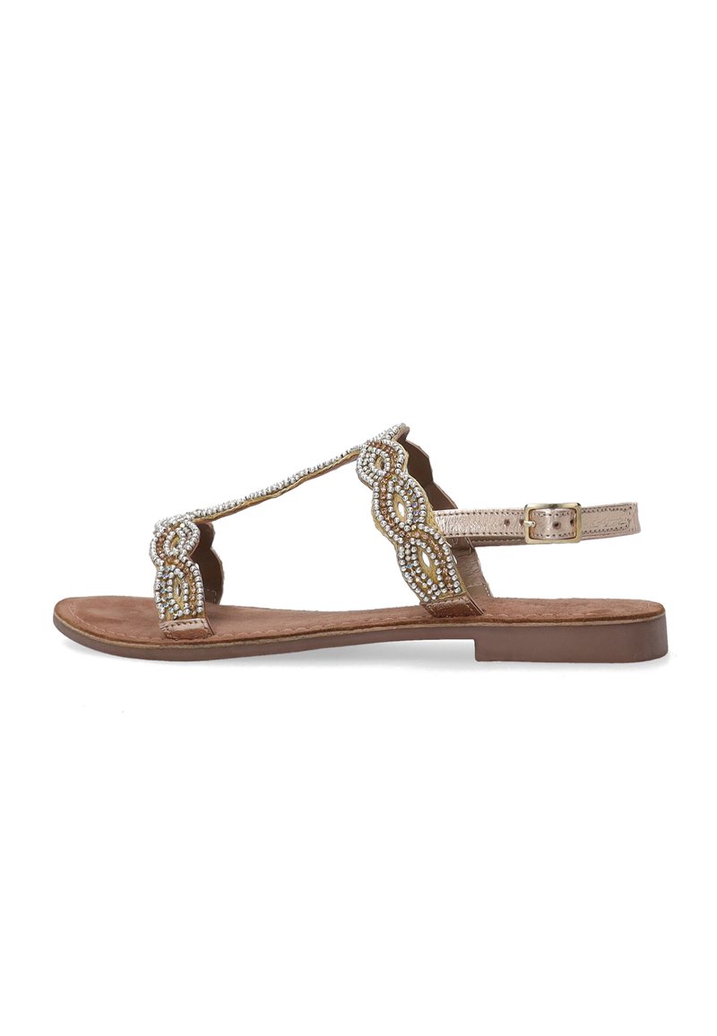 Gouden sandalen met kralen en T-strap ontwerp, voorzien van decoratieve uitsparingen en een gespsluiting rond de enkel. Platte bruine zool, van zacht materiaal.