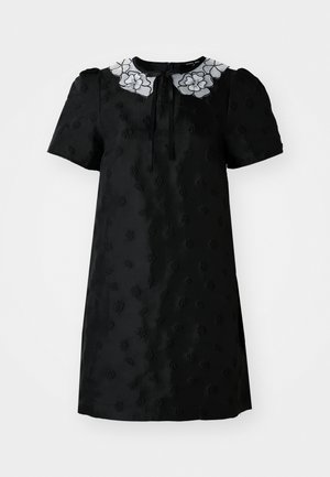 Vestido preto de manga curta com um padrão floral texturizado, gola bordada em branco e fecho de zip na parte de trás.