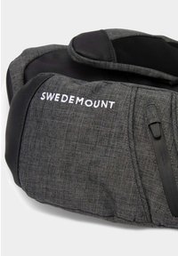Zaino in tessuto grigio con accenti neri, dotato di una superficie testurizzata, di una tasca frontale con zip e del logo "SWEDEMOUNT" ricamato in bianco.