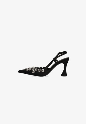 Escarpin slingback noir à bout pointu, avec des clous sphériques argentés sur le devant et un talon évasé.