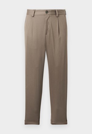 Světle hnědé kalhoty s hladkou texturou, zapínáním na jeden knoflík a dvěma předními záhyby. Mají ohrnuté lemy a standardní střih.