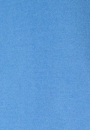Tessuto lavorato a maglia celeste chiaro con una texture liscia, caratterizzato da un motivo costante di fili intrecciati.