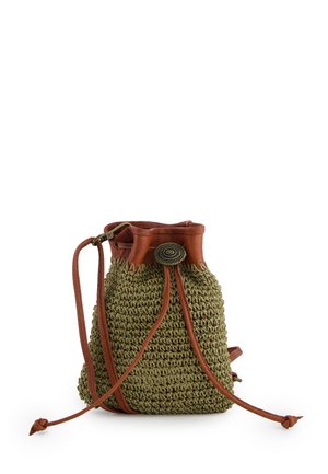 Mała oliwkowo-zielona pleciona torba sznurkowa z brązowym skórzanym wykończeniem i paskiem, z okrągłym dekoracyjnym guzikiem z przodu.