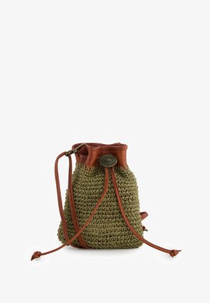 Mała oliwkowo-zielona pleciona torba sznurkowa z brązowym skórzanym wykończeniem i paskiem, z okrągłym dekoracyjnym guzikiem z przodu.