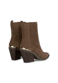 Stivali ankle in suede marrone con design a coste verticali, punta arrotondata e tacco quadrato con un accento metallico alla base.