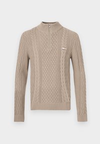 Maglione beige in maglia con collo alto e zip a un quarto. Presenta motivi a trecce e polsini e orlo a costine per aggiungere texture. Dettaglio del logo di piccole dimensioni.