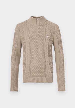 Beigem gestrickter Pullover mit hohem Kragen und Viertelreißverschluss. Hat Kabelstrickmuster und gerippte Bündchen sowie Saum für Textur. Kleines Logodetail.