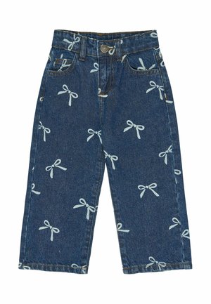 Jeans in denim blu scuro con stampe di fiocchi bianchi, bottone frontale, cerniera e molteplici tasche, distesi su uno sfondo bianco.