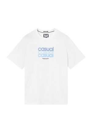 Biała koszulka z krótkim rękawem z powtarzającym się niebieskim napisem "casual" oraz mniejszym napisem "Weekend Offender Admit Nothing" nadrukowanym poniżej, na środku przodu.