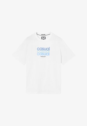 Biała koszulka z krótkim rękawem z powtarzającym się niebieskim napisem "casual" oraz mniejszym napisem "Weekend Offender Admit Nothing" nadrukowanym poniżej, na środku przodu.
