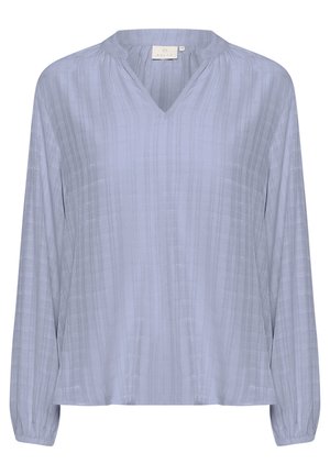 Lichtblauwe blouse met lange mouwen en een V-hals, met gerimpelde details op de schouders en subtiele verticale strepen. Zachte textuur.