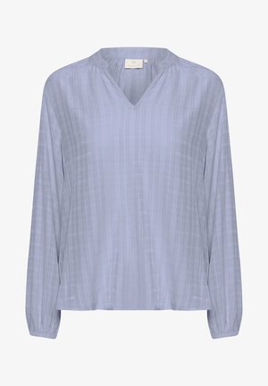 Lichtblauwe blouse met lange mouwen en een V-hals, met gerimpelde details op de schouders en subtiele verticale strepen. Zachte textuur.