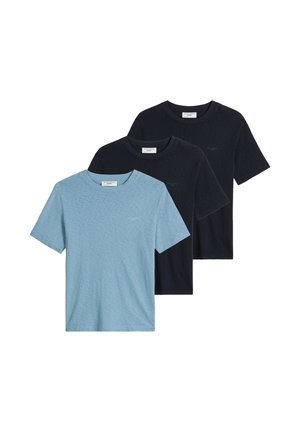 Trois t-shirts unis à col rond en rang, un bleu clair devant et deux bleu marine foncé derrière, tous à manches courtes.