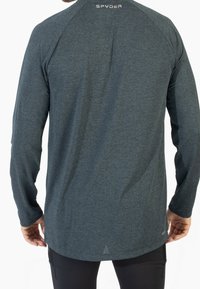 Camicia a maniche lunghe in tessuto testurizzato blu scuro-verde, con un fondo arrotondato, dettagli a costine e un logo sul collo posteriore.