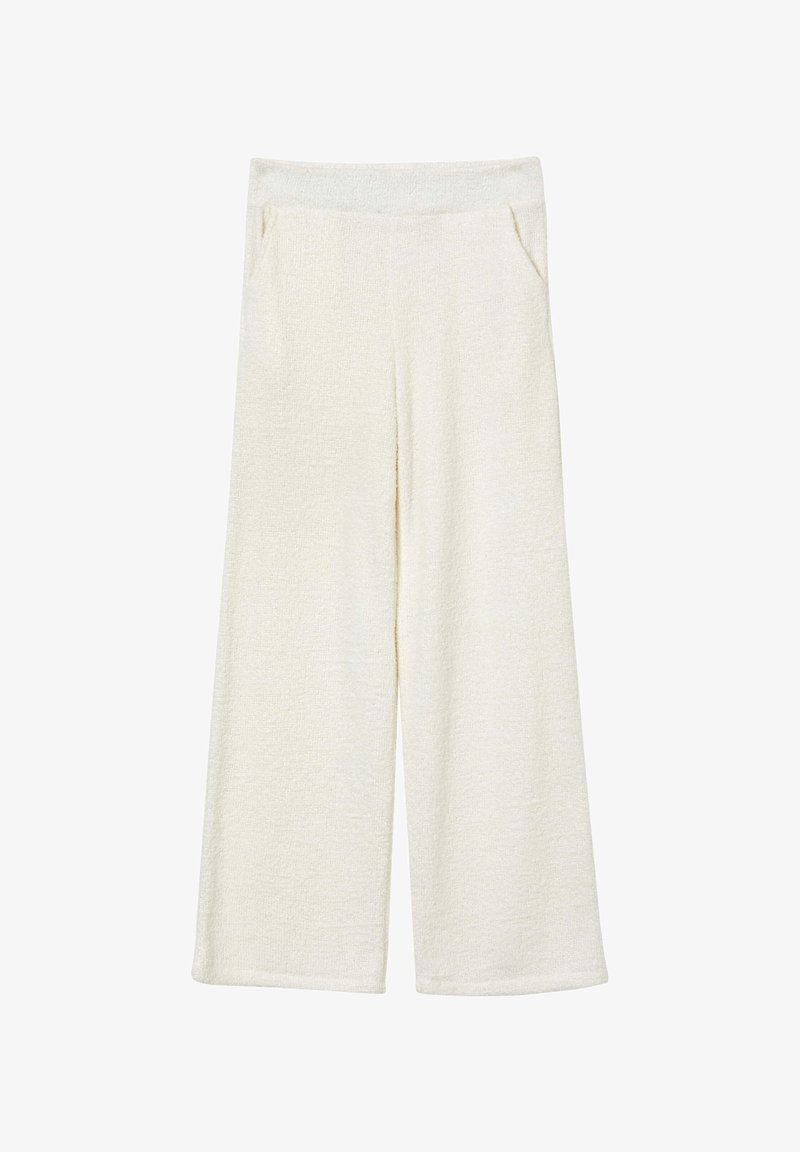 Pantalons larges en tissu texturé crème, avec une taille élastique et deux poches latérales. Matériel doux avec une apparence duveteuse.
