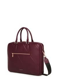 Burgunderfarbene Laptop-Tasche mit gestepptem Design, goldener Hardware, vorderer Reißverschlusstasche, doppelten Griffen und abnehmbarem Tragegurt. Aus Leder gefertigt.