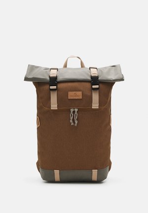 Mochila de lona marrón con diseño de parte superior enrollable, tapa superior gris, correas beige, cierres de hebilla de plástico y adornos de cordón dobles en la parte delantera.