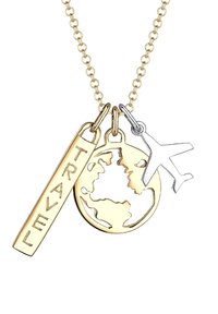 Guldtonet halskæde med tre charms: en globus, et sølvfly og en guldstav med indskriften "REJS." Kædelink design.
