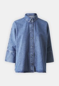 Hellblause Denimhemd mit Kragen, Knopfschluss und Dreiviertelärmeln. Weiche Textur mit kontrastierenden Nähdetails.