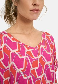 MILANO ITALY V-NECK WITH SHOULDER AND TURN UP - Print T-shirt - pink print