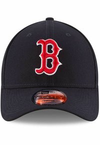 Gorra de béisbol de tela negra con un logo bordado en rojo con la letra "B" en la parte frontal. Correa ajustable en la parte posterior, con un diseño de visera plana.