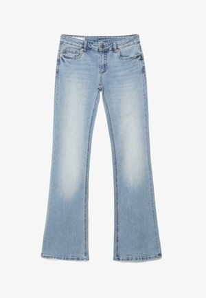 Světlé modré džínové kalhoty s rozšířenou nohavicí, pětikapsovým střihem, zapínáním na knoflíky a jemně vybledlým detailem na stehnech.