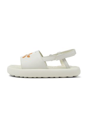 Vita sandaler tillverkade av syntetiskt material, med ett brett rem med orange sömmar, ett justerbart bakrem och en texturerad gummisula.