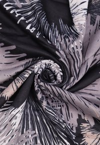 Tessuto decorato in tonalità di nero, grigio e beige, con disegni astratti a pennellate e una superficie liscia e morbida.