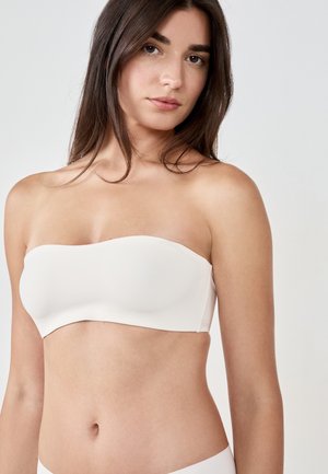 Top bandeau bianco senza spalline in materiale liscio con silhouette sagomata, caratterizzato da un design senza cuciture e una leggera lucentezza.