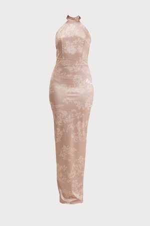 Robe longue en satin rose clair avec un motif floral, silhouette ajustée, design col halter et texture lisse.