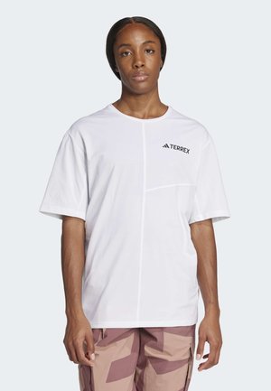 Witte t-shirt met korte mouwen en een ronde hals, voorzien van een diagonale naad en zwart "Terrex" logo op de linkerbovenkant.