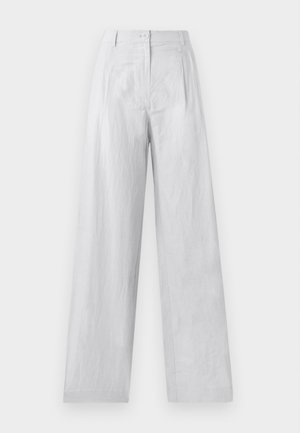 Pantalons larges en lin blanc avec une fermeture à bouton sur le devant, des plis à la taille et un tissu légèrement texturé.