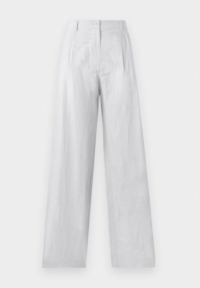 Λευκό υφασμάτινο παντελόνι με φαρδιά ποδιά, μπροστινό κλείσιμο με κουμπί, πιέτες στη μέση και ελαφρώς υφασμάτινη υφή.