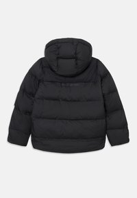 Sort dunjakke med hætte, der har en quiltet design, glat tekstur og et logo på bagsiden. Mellemlang med lange ærmer.