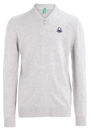 Pull en maille gris clair à fermeture éclair, avec poignets et ourlet côtelés, comprenant un petit logo noir brodé sur la poitrine gauche.