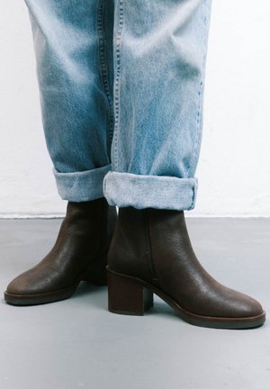BALAGAN TEKEN - Botines con plataforma - brown waxed