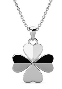 Zilveren ketting met een klavertje vier hanger, met vier hartvormige bladeren; twee bladeren zijn gepolijst zilver, twee zijn zwart. De kettingschakels zijn gelinkt.